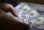 Курс доллара на Московской бирже впервые за месяц опустился до 56 рублей